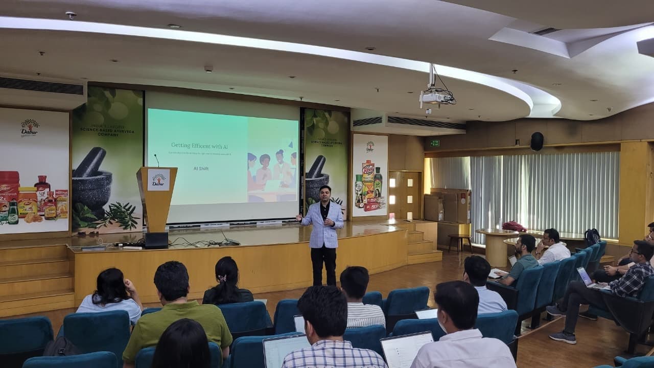 Saket demonstrating live on stage