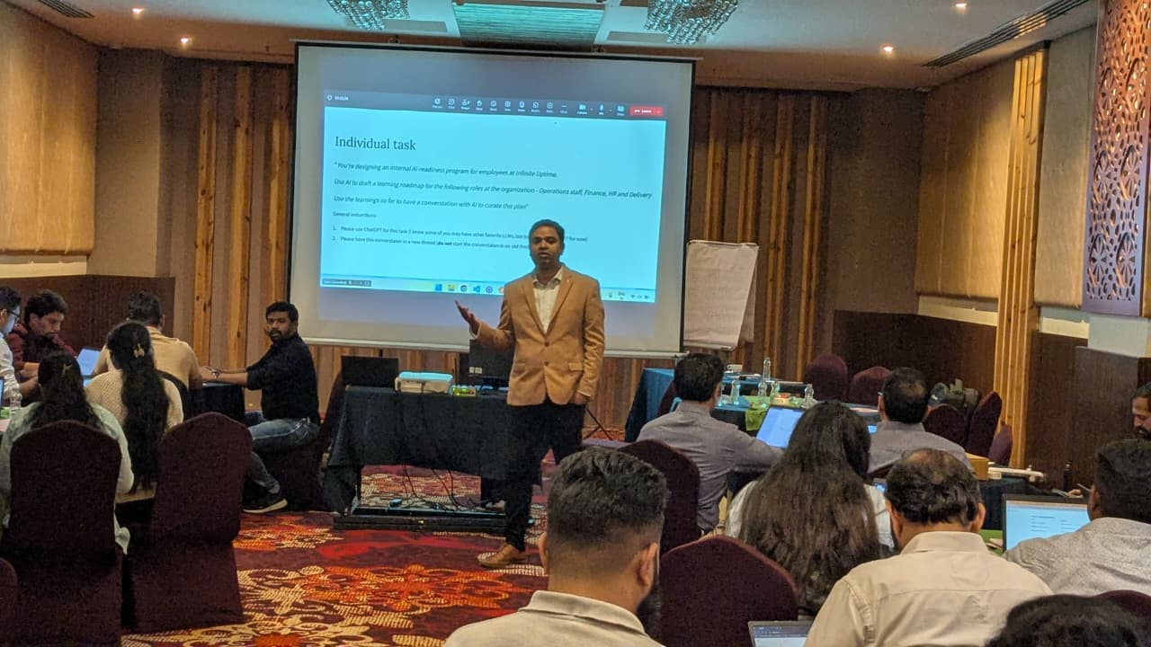 Saket presenting to the Infinite Uptime team